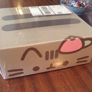 Spring 2019 Pusheen subscription box, size L